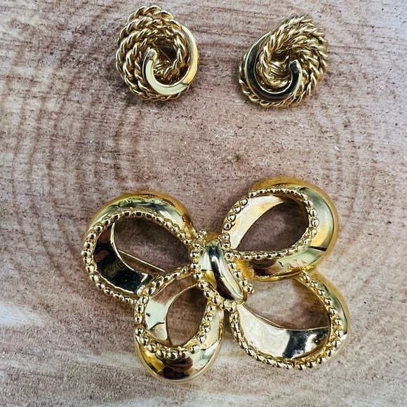 MONET BROOCH & EARRING SET | Gold Tone Bow Rope Style Earrings Clip Style - Picture 1 of 10